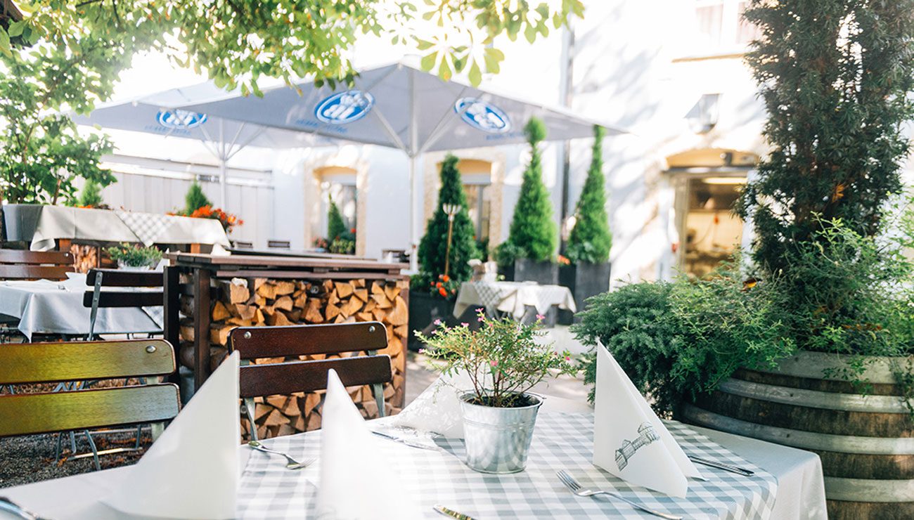 Biergarten in der Schlosswirtschaft Schwaige, München